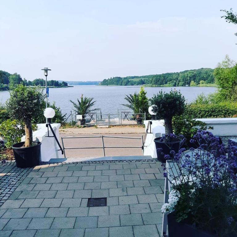 See Schlosshotel Am Kellersee Eutin Exteriör bild